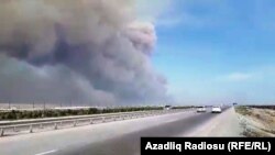 Облако дыма над горящим складом боеприпасов в Азербайджане. 27 августа 2017 года.