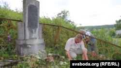 Belarus - activist at the grave of Vasil Strupavets, 31juj2017