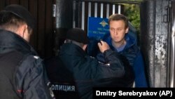 Алексей Навальныйды 30 күндүк камактан чыгар замат полиция кармап жаткан учур. 24-сентябрь, 2018-жыл