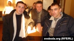 Актывісты БХД Алесь Чаркашын (зьлева) і Зьміцер Шурхай у залі суду