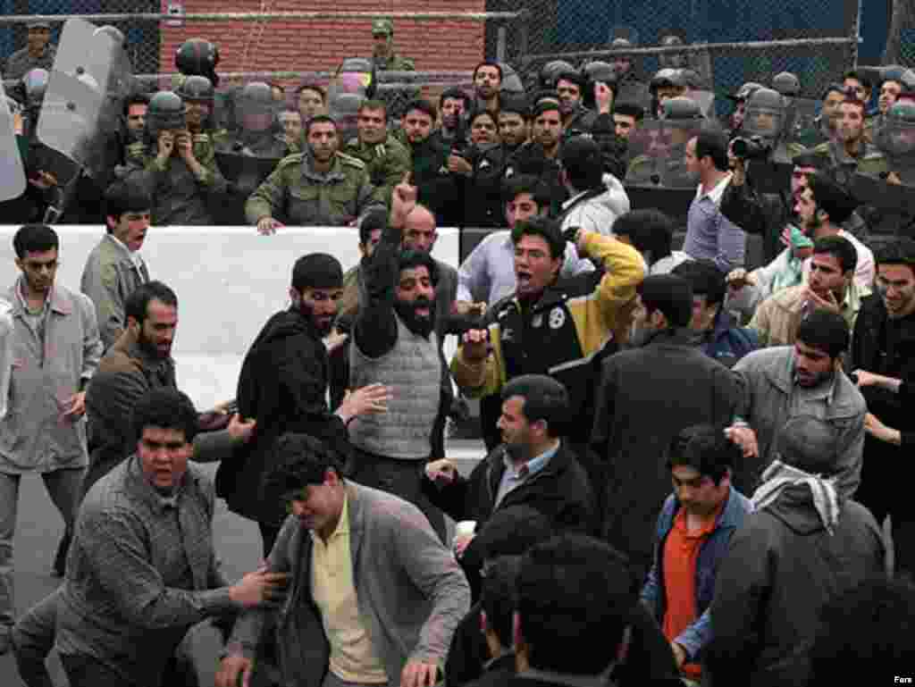 Iran,Hundreds of Iranian students crowded outside the British Embassy in Tehran, 04/01/2007