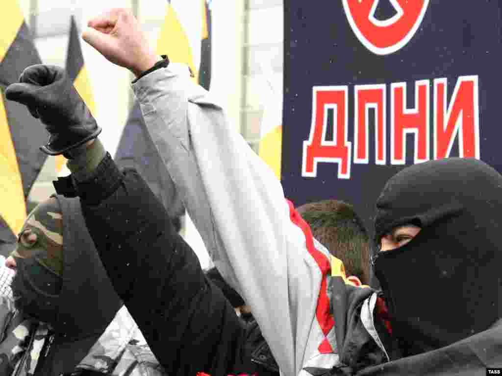 Rusija - Nacionalisti neće strane radnike - Ruski radikalni nacionalisti su prvog dana ožujka u Moskvi zahtijevali da strani radnici napuste zemlju. Protest je održan u povodu sjećanja na poginule ruske vojnike u Čečeniji. ¨Slava Rusiji  i ¨Trebamo jaku vojsku¨ su bili najčešće izgovarani slogani.  