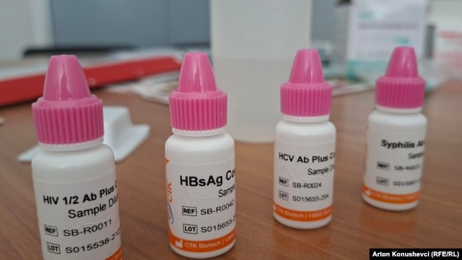 Reagentë për kryerjen e testeve të HIV-it dhe sëmundjeve të tjera infektive në Kilinikën Infektive në QKUK.