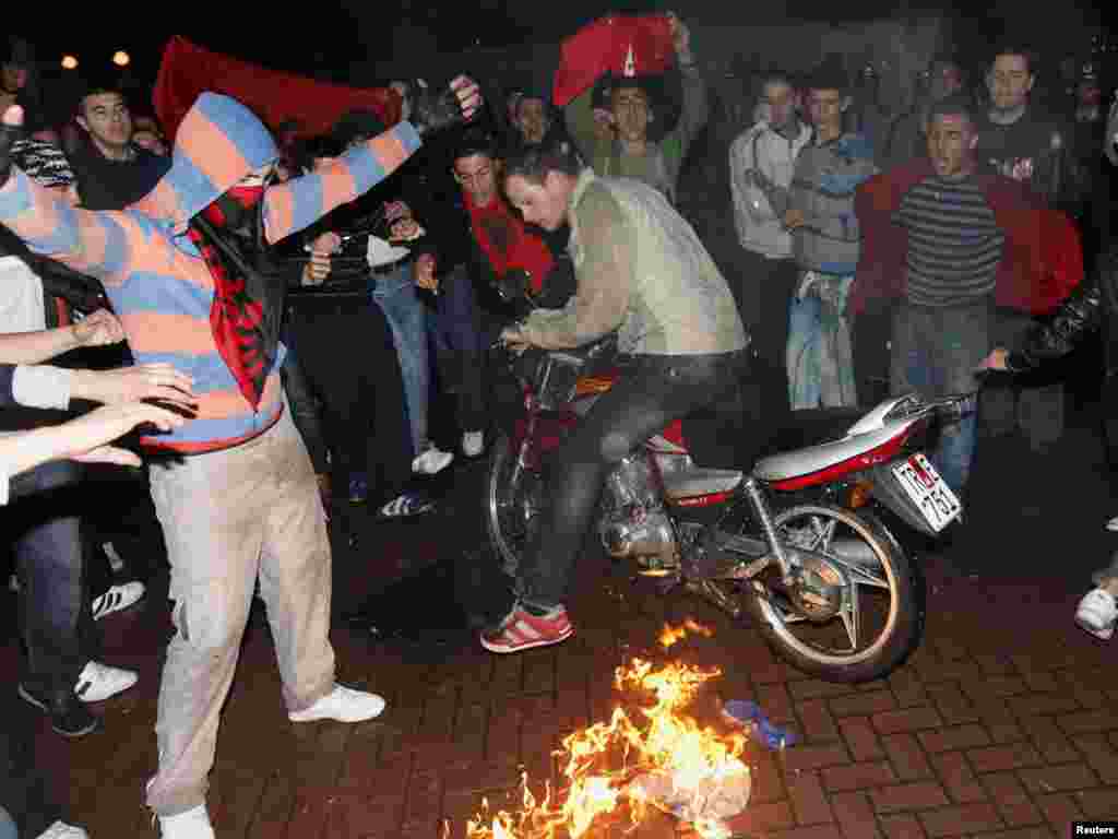 Disa të rinj në Tiranë djegin flamurin serb...