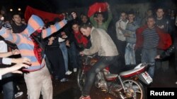 Tiranë: Të rinjtë djegin flamurin serb.