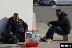 Oameni strămutați din suburbiile sudice ale Beirutului se adună în Piața Martirilor, după ce avertismentul armatei israeliene i-a determinat pe locuitori să evacueze, Beirut, Liban, 6 martie 2026.