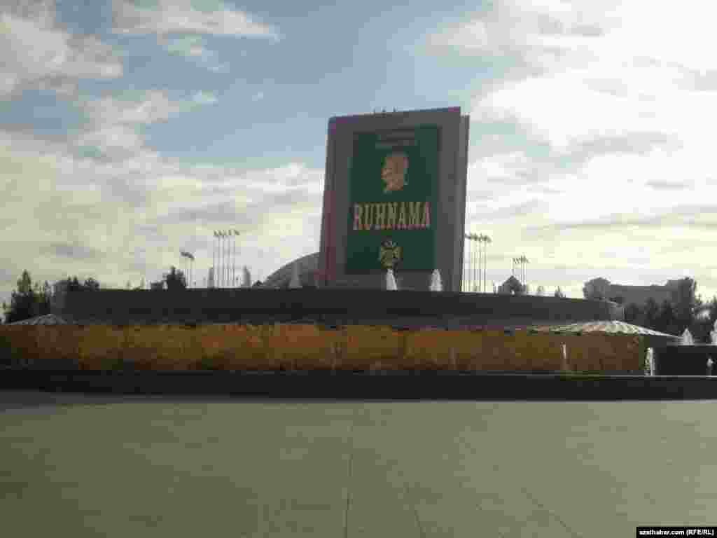 "Garaşsyzlyk" seýilgähinde Ruhnama kitaby