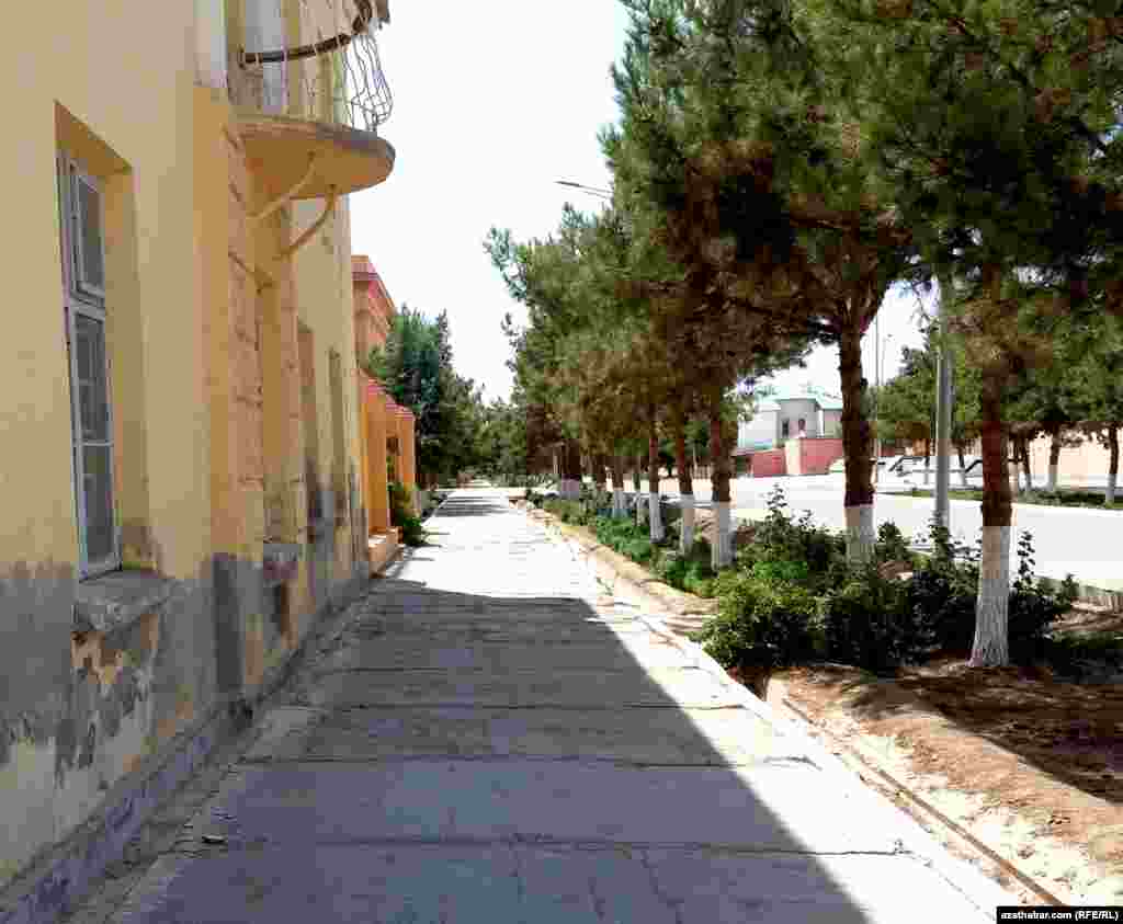 Yssy howadan goranmak üçin, Türkmenabadyň aglaba ýerlerinde beýik binalaryň kölegesi ýalňyz çykalga bolmagyna galýar.