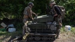 Бійці ЗСУ споряджають наземний дрон в дорогу. Осінь 2025 року