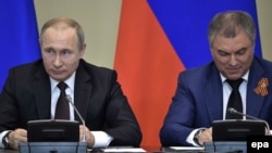 President Vladimir Putin (solda) və Dövlət Dumasının spikeri Vyacheslav Volodin