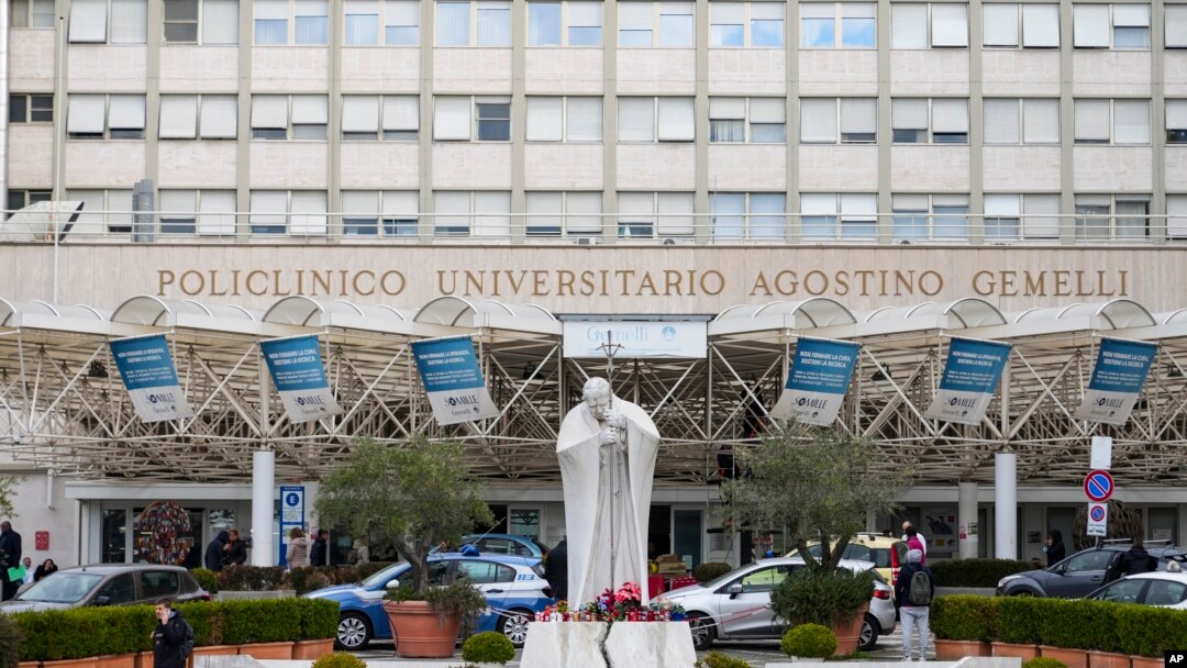 Papa Francisc este tratat la spitalul Gemelli din Roma, în aripa specială de la etajul 10, rezervată papilor.