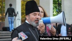 Episcopul Marchel la un protest împotriva legii egalității de şanse în fața Parlamentului, 25.05.2012.