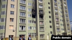 Полициямен белгісіз топ арасындағы қақтығыс болған тұрғын үй. Алматы, 30 шілде 2012 жыл. Сурет Facebook әлуметтік желісінен алынған.