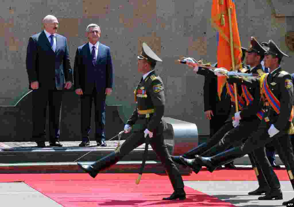 Армения - Президент Беларуси Александр Лукашенко (слева) и президент Армении Серж Саргсян во время официальной церемонии встречи у президентского дворца в Ереване, 13 мая 2013 г.