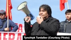 Садык Шер-Нияз. Сүрөт 2017-жылы Ала-Тоо аянтындагы митинг учурунда тартылган. 