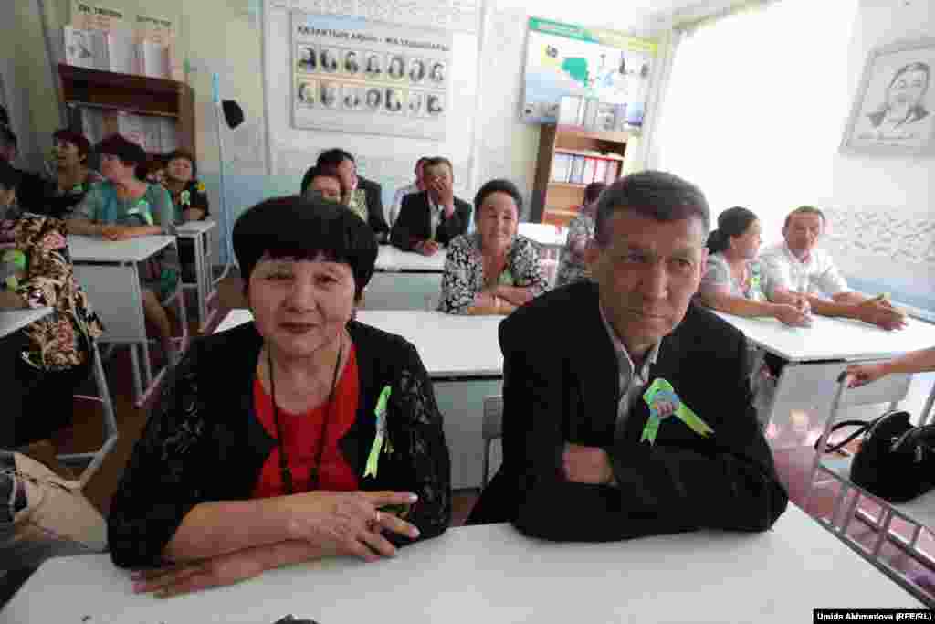 Фарида Разова (слева) и Кадырбек Кенанбаев (справа) в школьные годы сидели за одной партой. Фарида стала учителем казахского языка и литературы, сейчас живет в Шымкенте. Кадырбек остался в Узбекистане, живет недалеко от села Енбек, в районном центре Газалкенте.