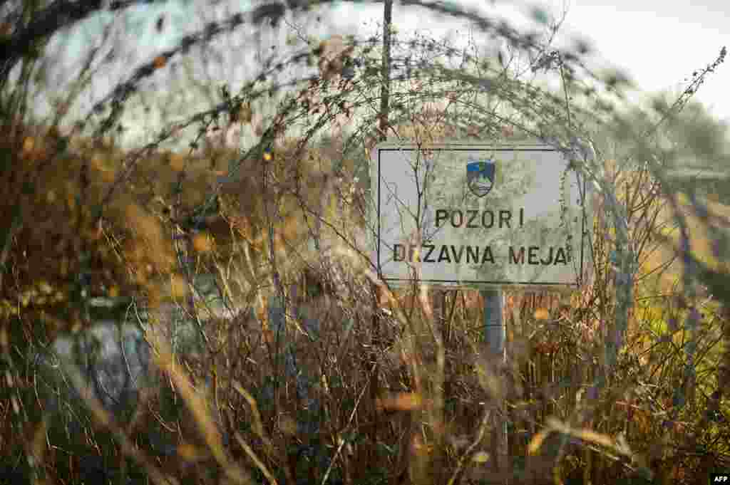 СЛОВЕНИЈА - Словенија ќе ја прошири оградата на границата со Хрватска, со цел да спречи илегална миграција, објави денеска министерот за внатрешни работи Алеш Хојс. За време на посетата на Савињската област, што се протега од хрватската до австриската граница, Хојс ја разгледа ситуацијата на границата со Хрватска и како се контролира, најавувајќи поставување на неколку десетици километарска ограда против мигрантите.