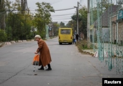 Жанчына на вуліцы ў Херсоне, 27 кастрычніка 2026 году