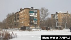 Пятиэтажные дома в поселке Актас, которые обогреваются от новой котельной, а раньше обогревались от котельной, функционирование которой обеспечивал Олег Горбунов.