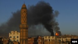 تصویری آرشیوی پس از حمله‌ای هوایی به مواضع حوثی‌ها در صنعا