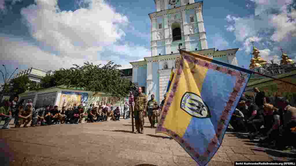 На Михайлівській площі кияни попрощаються з військовим 24-ї окремої механізованої бригади, який загинув під окупованою Горлівкою