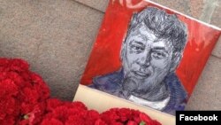 Nemtsowyň öldürilen ýeri özboluşly zyýarat ýerine öwrüldi. Adamlar bu ýerä gül desselerini getirip goýýarlar.