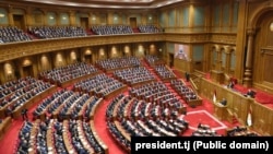 Мансабдорон ва вакилони порлумони Тоҷикистон дар вақти ироаи паёми президент. 16 декабри соли 2025