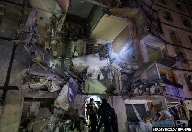 Ekipet ukrainase të shpëtimit shihen në një zonë të sulmuar me bombë rrëshqitëse ruse në një ndërtesë banimi në Harkiv. Fotografi e tetorit të këtij viti.