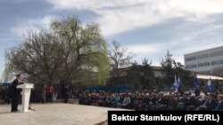 Равшан Жээнбеков на митинге-реквиеме у здания «Медиа форум», 17 марта 2019 г.