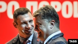 Виталий Кличко (сол жақта) мен Петр Порошенко. Киев, 13 мамыр 2014 жыл.