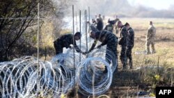 Поставувањето на оградата на границата на Словенија. 
