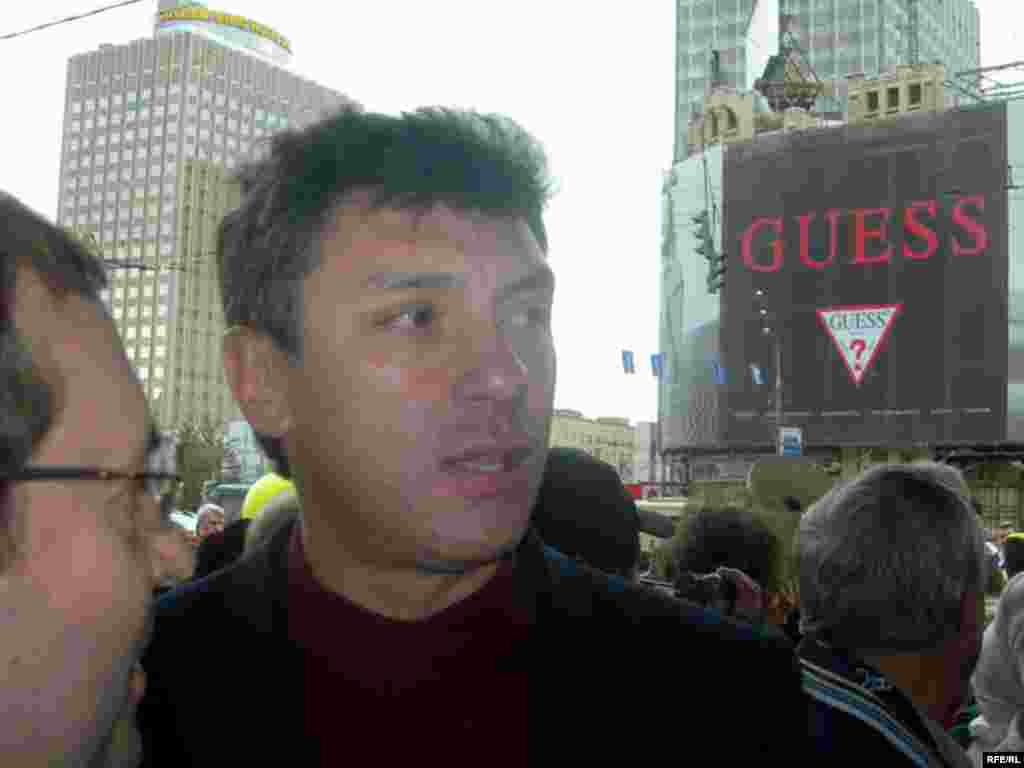 Борис Немцов выступает у дверей одного из центральных московских супермаркетов "Седьмой континент"