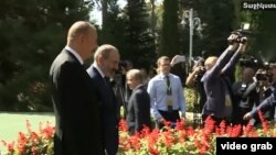 Azərbaycan prezidenti İlham Əliyev (solda) və Ermənistanın baş naziri Nikol Pashinian sentyabrın 28-də söhbət ediblər