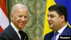 Вице-президент США Джо Байден (слева) и премьер-министр Украины Владимир Гройсман. Киев, 16 января 2017 года.