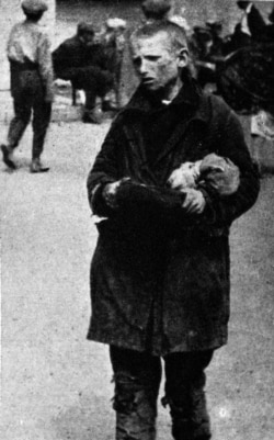 «Російська молодь просить хліба» (авторський підпис). Світлина, найімовірніше, зроблена у Харкові. Фото Александра Вінербергера, ілюстрація із книги «Hart auf hart. 15 Jahre Ingenieur in Sowjetrußland. Ein Tatsachenbericht, Salzburg 1939»