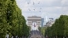 14 iulie 2025 - Elicoptere ale armatei franceze zboară deasupra deasupra Arcului de Triumf și bulevardului Champs-Élysées din Paris, în timpul paradei militare anuale de Ziua Franței.<br><br>Armata franceză spune că, prin această defilare, a dorit să-şi pună în valoare „credibilitatea operaţională” şi „solidaritatea strategică” cu partenerii săi.<br><br>„Armata terestră defilează în brigadă bună de luptă, adică gata de luptă”, <a href="https://www.news.ro/externe/ziua-frantei-emmanuel-macron-supervizat-parada-unei-armate-gata-lupta-strategia-nationala-revizuita-publicata-luni-stipuleaza-posibilitatea-unui-razboi-europa-pana-2030-doua-mici-incidente-ecvestre-1922404514172025071522097749" target="_blank">a afirmat</a> generalul Loïc Mizon, guvernatorul militar al Parisului.