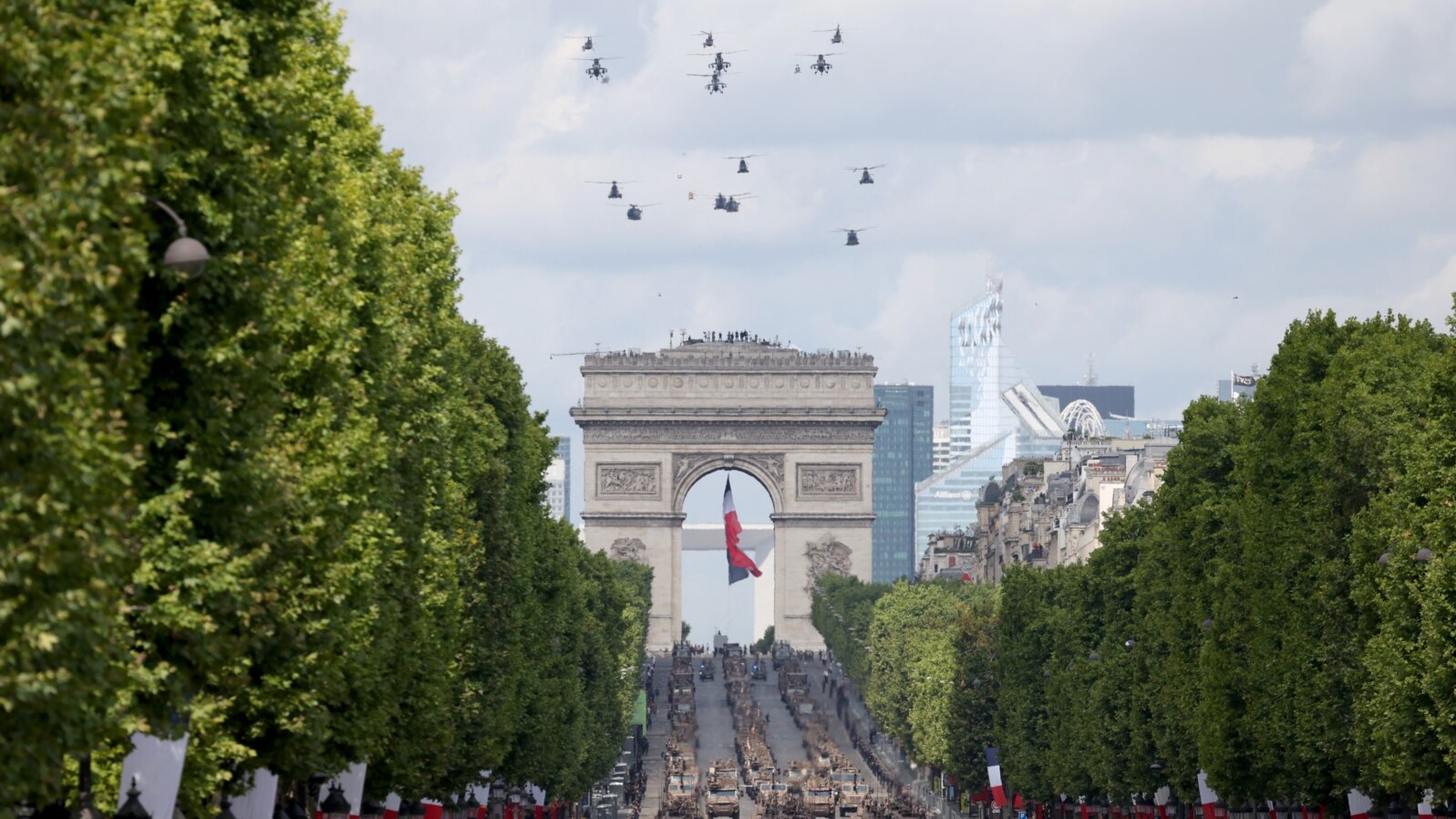 14 iulie 2025 - Elicoptere ale armatei franceze zboară deasupra deasupra Arcului de Triumf și bulevardului Champs-Élysées din Paris, în timpul paradei militare anuale de Ziua Franței.<br><br>Armata franceză spune că, prin această defilare, a dorit să-şi pună în valoare „credibilitatea operaţională” şi „solidaritatea strategică” cu partenerii săi.<br><br>„Armata terestră defilează în brigadă bună de luptă, adică gata de luptă”, <a href="https://www.news.ro/externe/ziua-frantei-emmanuel-macron-supervizat-parada-unei-armate-gata-lupta-strategia-nationala-revizuita-publicata-luni-stipuleaza-posibilitatea-unui-razboi-europa-pana-2030-doua-mici-incidente-ecvestre-1922404514172025071522097749" target="_blank">a afirmat</a> generalul Loïc Mizon, guvernatorul militar al Parisului.