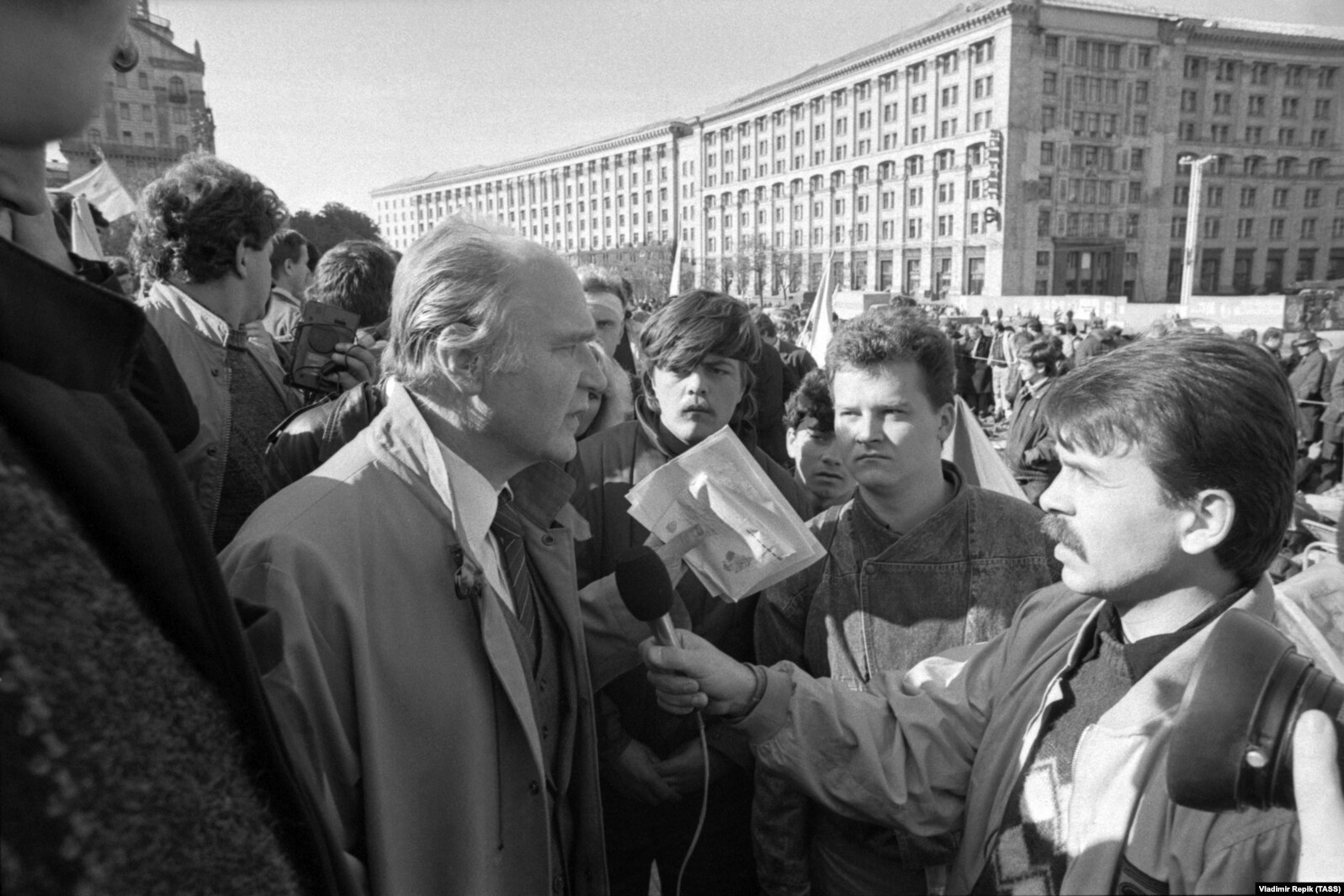 Ukrainian academic and parliamentarian Ihor Yukhnovskiy speaks to reporters after visiting the protesters on October Revolution Square.