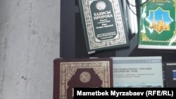 Ҳуқуқ фаолига тақиқланган диний адабиëтларга эгалик қилиш айби қўйилмоқда.