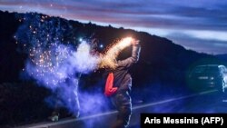 Protestatarii au aruncat cu sticle incendiare înainte de intervenția forțelor de ordine