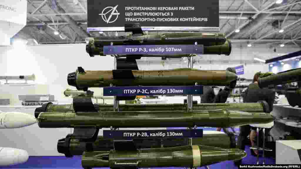 Протитанкові керовані ракети на стенді під час міжнародної виставки «Зброя та безпека 2016» в Києві 