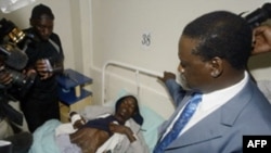 архивска фотографија од Кенија - Опозицискиот лидер Раила Одинга кој во 2008 година посетил човек во болница мисијата Масаба во Најроби,