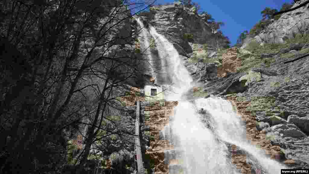 Горный&nbsp;водопад Учан-Су.&nbsp; Уже больше 70 лет водопад является заповедным &ndash; он включен в охраняемую территорию Ялтинского горно-лесного заповедника. Летом водопад пересыхает. А в марте, когда тает снег и идут дожди, Учан-Су и одноименная горная река становятся шумными и полноводными