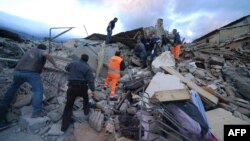 Рятувальники працюють на місці руйнувань внаслідок землетрусу в місті Аматріче, Італія, 24 серпня 2016 року 