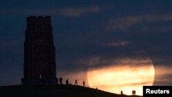 Луна над Гластонбери