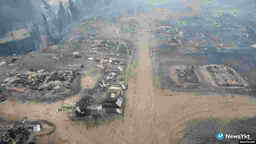Вид с высота птичьего полета на деревню Бяс-Кюель после лесного пожара на Дальнем Востоке России