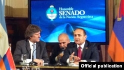 Аргентина вице-президенті Амадо Буду (сол жақта) Армения парламенті жетекшісі Овик Абрамянмен (оң жақта) кездесіп отыр. Буэнос-Айрес, 26 қараша 2013 жыл.