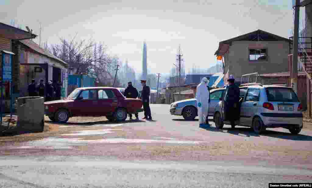 Блокпостторду милиция кызматкерлери көзөлдөөдө. 