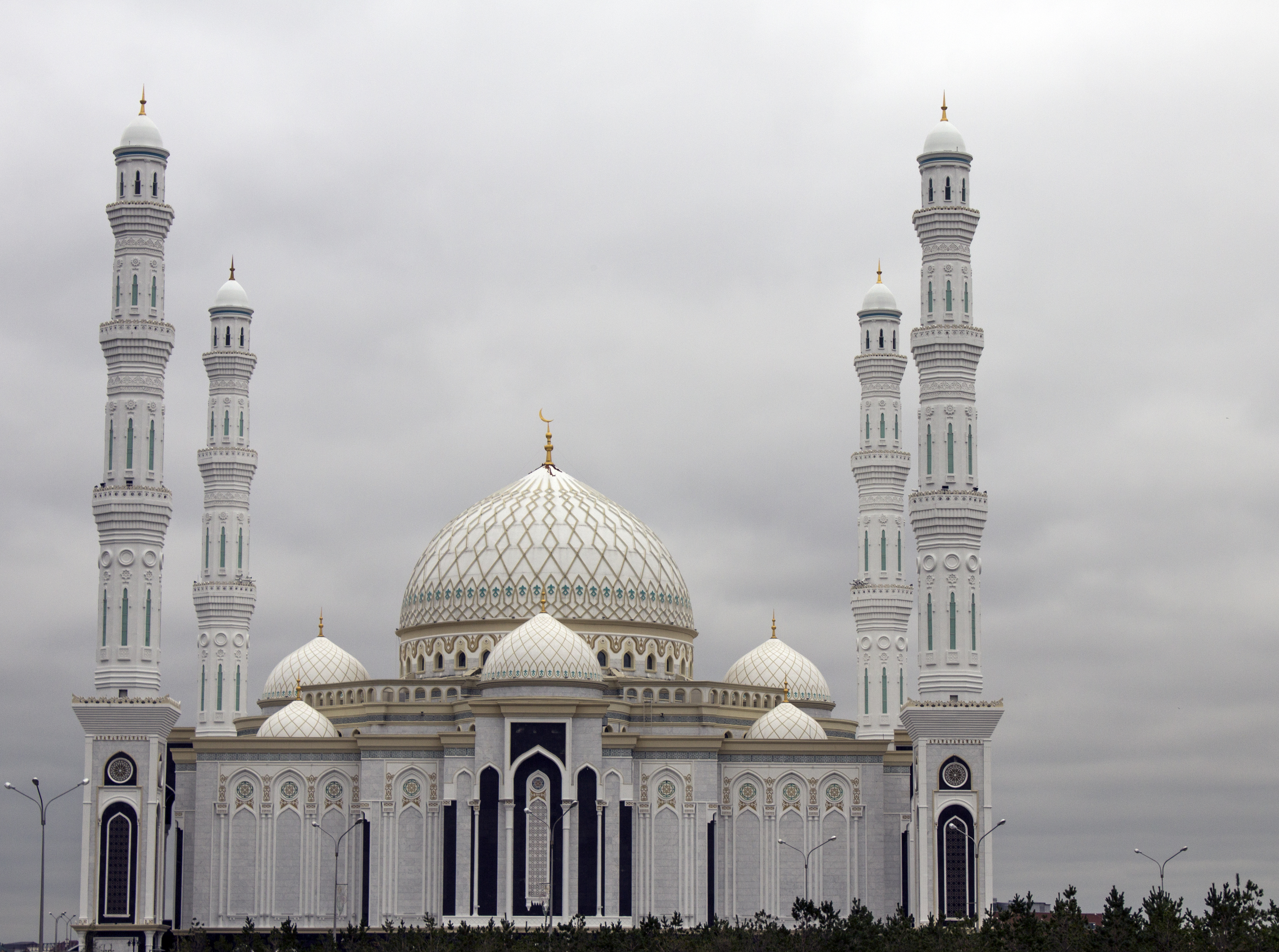 Эта мечеть построена в казахстанском мегаполисе?