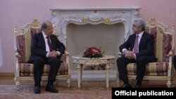 Встреча президента Армении Сержа Саргсяна (справа) с президентом Ливана Мишелем Ауном, Ереван, 22 февраля 2018 г. 